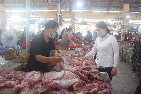 Gía thịt heo giảm nhẹ khoảng 2.000 - 3.000 đồng/kg so với ngày trước.