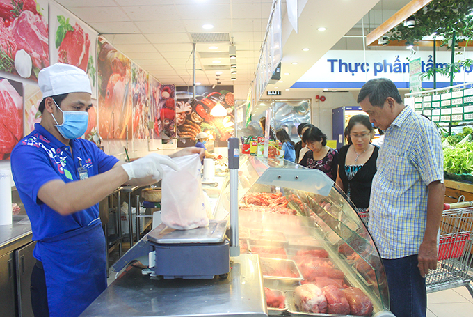 Người dân mua thịt heo tại Siêu thị Co.opmart Nha Trang