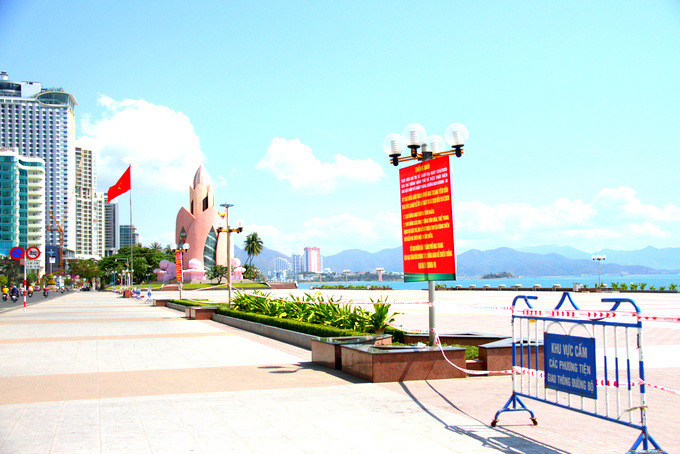 TP.  Nha Trang đã cho gắn biển thông báo cấm tắm biển và chăng dây dọc theo đường Trần Phú để hạn chế người ra biển. Ảnh: X.T