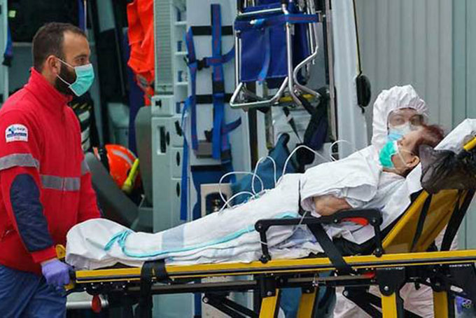 Một bệnh nhân được đưa tới bệnh viện Burgos ở Burgos, phía bắc Tây Ban Nha. Ảnh: AFP