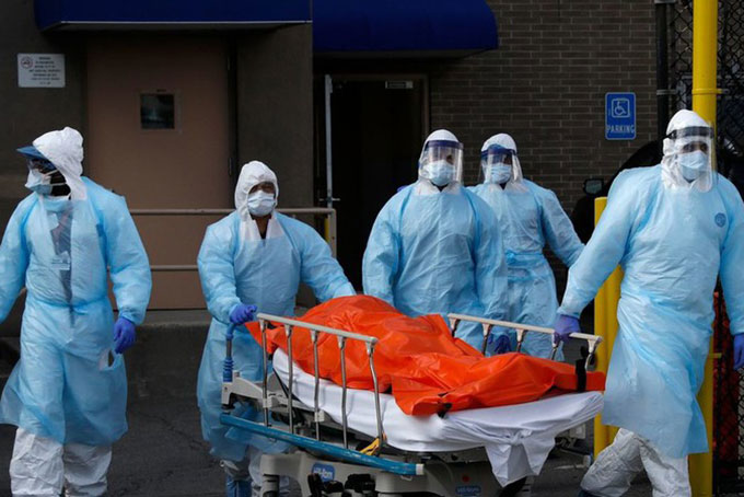 Các nhân viên y tế Mỹ đang vận chuyển thi thể một bệnh nhân mắc Covid-19 tại bang New York. Ảnh: Reuters.