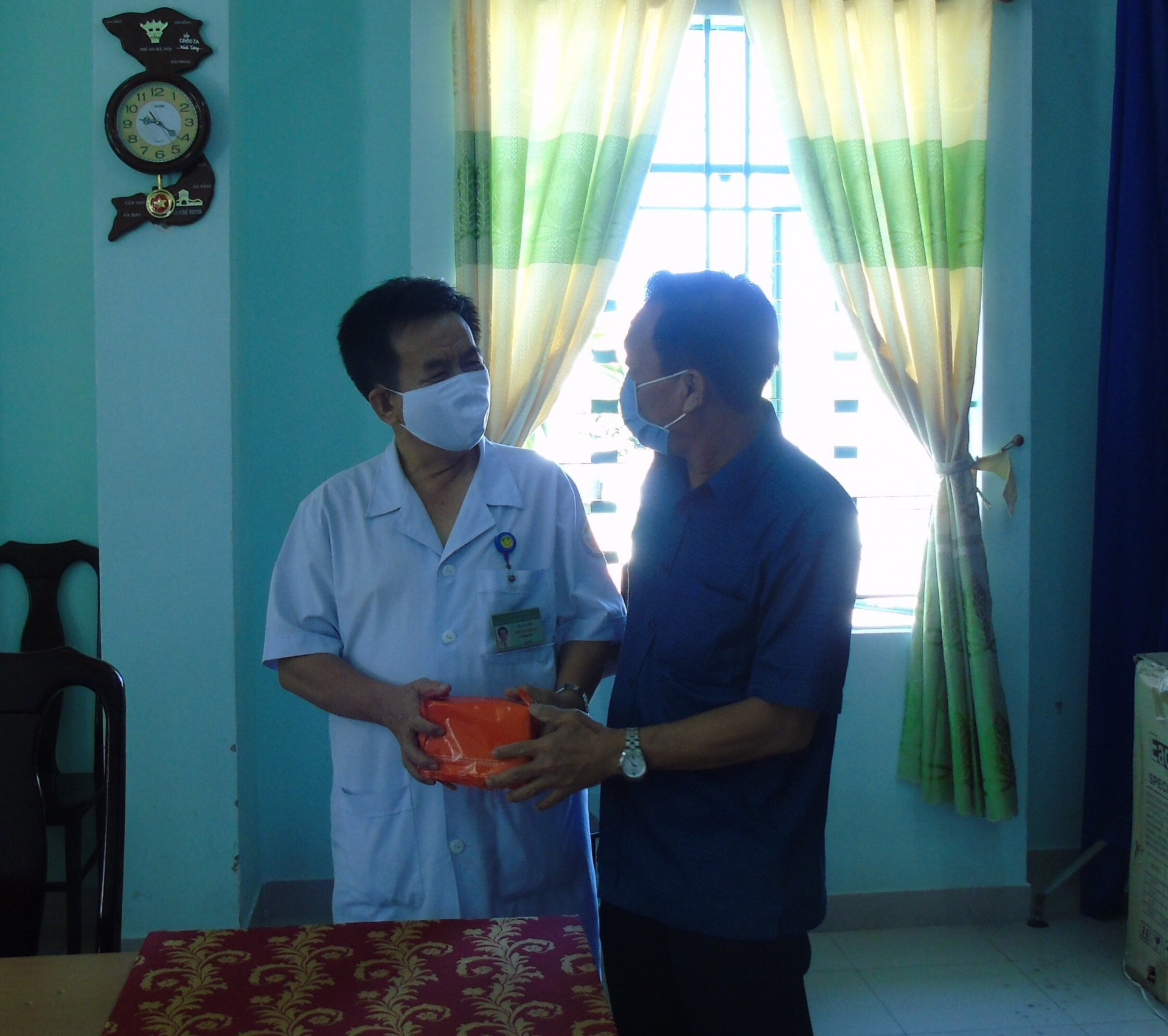 Tổng giám đốc Công ty TNHH Tân Thịnh Phát tặng tiền mặt cho Bệnh viện Bệnh nhiệt đới chung tay chống Covid-19
