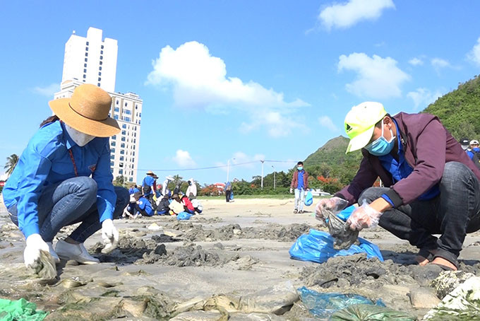 Đoàn viên Trường Đại học Khánh Hòa dọn rác tại bãi biển thuộc phường Vĩnh Hòa, TP. Nha Trang.