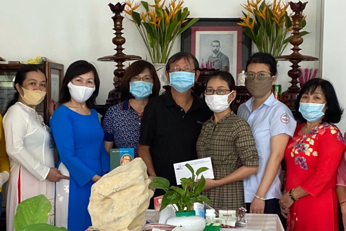 Hội ái mộ bác sĩ A.Yersin tỉnh Khánh Hòa trao tặng tiền cho Bệnh viện Bệnh nhiệt đới tỉnh Khánh Hòa