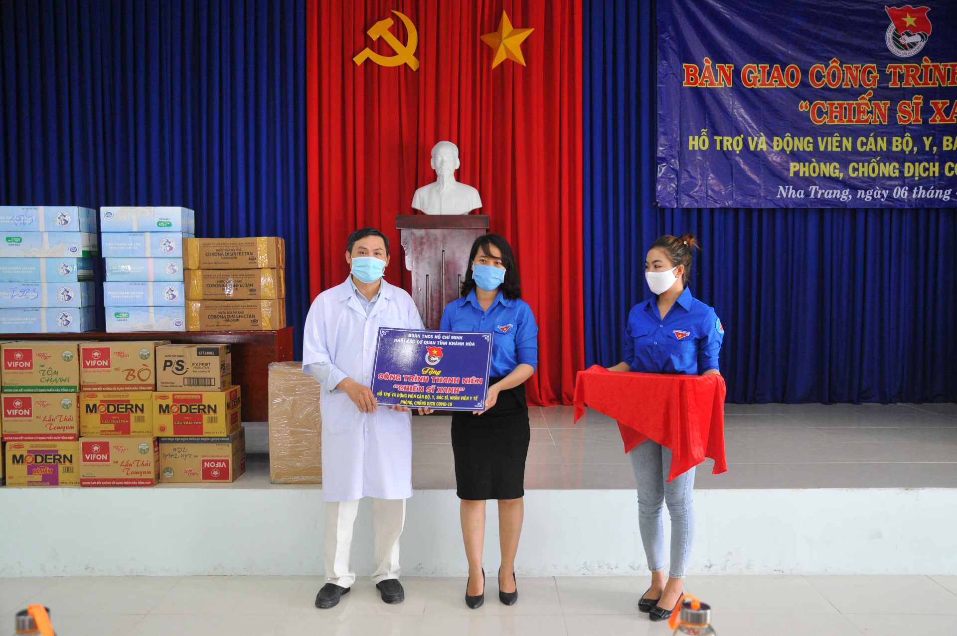 Đoàn Khối các cơ quan tỉnh bàn giao các vật dụng y tế cho lãnh đạo Bệnh viện Bệnh nhiệt đới tỉnh