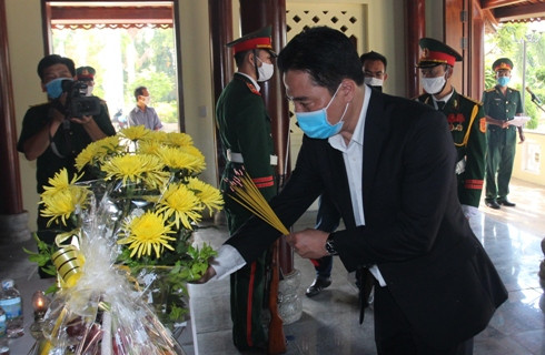 Ông Nguyễn Khắc Toàn dâng hương tưởng nhớ các anh hùng liệt sĩ.
