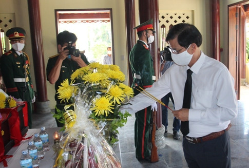 Ông Nguyễn Tấn Tuân dân hương tưởng nhớ các anh hùng liệt sĩ.