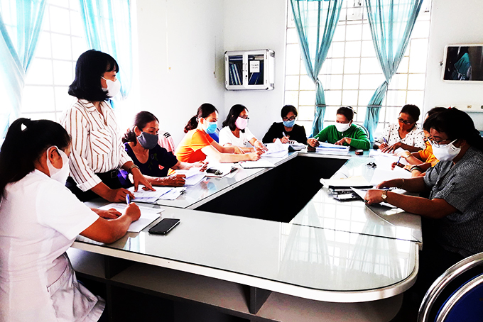 Ban Công tác dân số xã Cam Tân tập huấn cho các cộng tác viên về công tác dân số.