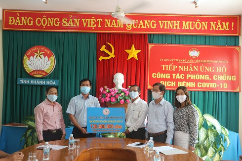 Công ty TNHH Nhà nước Một thành viên Yến sào Khánh Hòa trao tiền hỗ trợ
