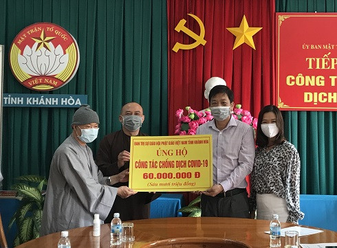 Đại diện Ban trị sự Giáo hội Phật giáo Việt Nam tỉnh trao tượng trưng tiền ủng hộ
