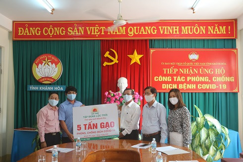 Đại diện Tập đoàn Lộc Trời trao tượng trưng ủng hộ 5 tấn gạo