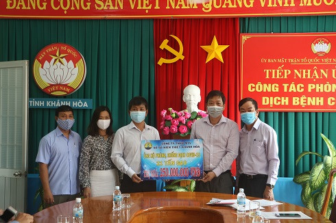 Công ty TNHH Một thành viên Xổ số kiến thiết Khánh Hòa trao tượng trưng 21 tấn gạo 