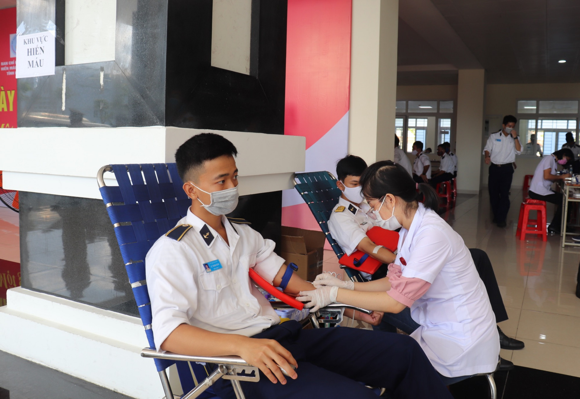 Các học viên tham gia hiến máu tình nguyện