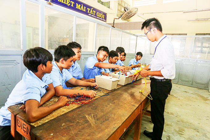 Hướng dẫn học sinh thực hành nghề điện  tại Trường Trung cấp Nghề Ninh Hòa. 