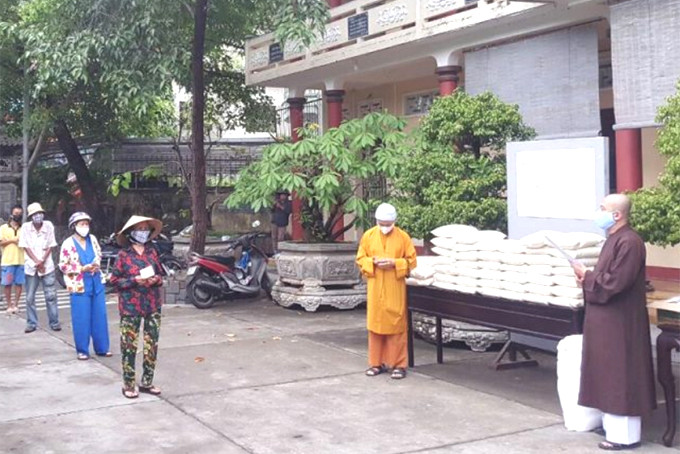 Người dân phường Phương Sơn đến nhận quà.