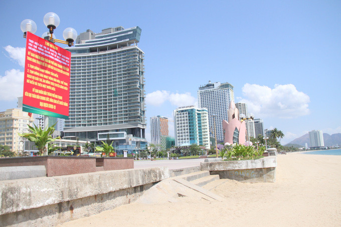  TP. Nha Trang đã có bảng thông báo tạm ngưng tắm biển từ ngày 1-4