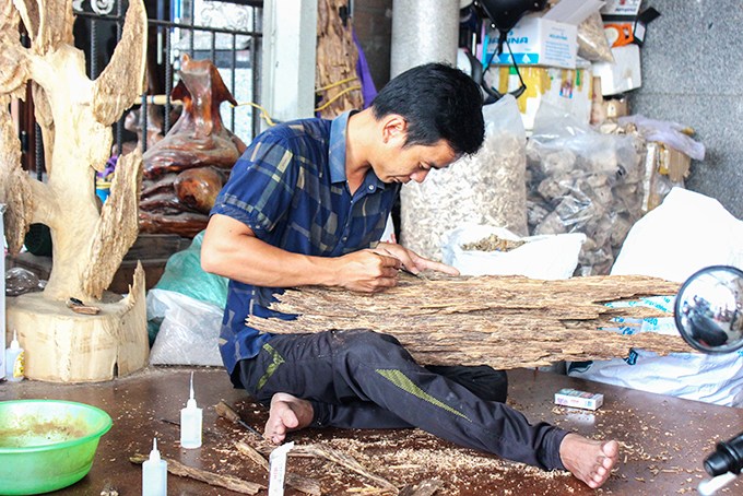 Hiện nay, chỉ còn 50% hộ sản xuất  của làng trầm hương Vạn Thắng hoạt động cầm chừng.