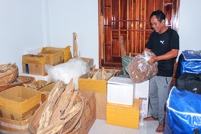 Các sản phẩm trầm hương của gia đình  ông Huỳnh Thông phải chất kho vì không bán được.