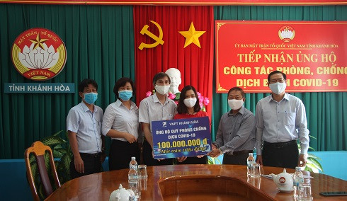 Đại diện Công ty Viễn Thông Khánh Hòa (bên trái) trao tiền ủng hộ cho công tác phòng, chống Covid-19.