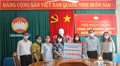 Đại diện Công ty Cổ phần Thủy sản 584 Nha Trang (bên trái) trao ủng hộ cho công tác phòng, chống Covid-19.