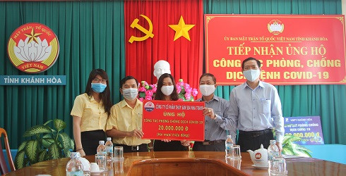 Đại diện Công ty Cổ phần Thủy sản 584 Nha Trang (bên trái) trao ủng hộ cho công tác phòng, chống Covid-19.