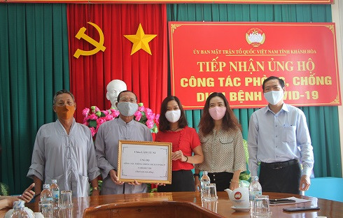 Đại diện Chùa Lâm Tỳ Ni (bên trái) trao ủng hộ cho công tác phòng, chống Covid-19.