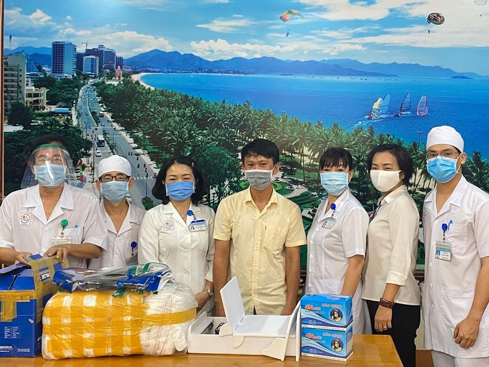 Gia đình ông Nguyễn Hiền Lương trao tặng các vật phẩm hỗ trợ chống dịch cho Bệnh viện Đa khoa tỉnh Khánh Hoà