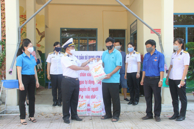  L1_Lãnh Lữ đoàn 146 trao gạo cho Chương trình ATM gạo do Hội Chữ thập đỏ TP. Nha Trang và nhóm Cựu học sinh Khánh Hòa