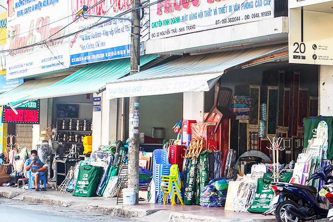 Đường Nguyễn Trãi có nhiều cửa hàng vẫn buôn bán khi đang còn lệnh cấm.  (Ảnh chụp chiều 17-4) 