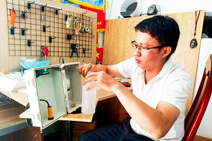 Chu Minh Phương đang lắp rắp những chiếc máy  cuối cùng để kịp bàn giao cho 27 xã phường ngày 17-4.