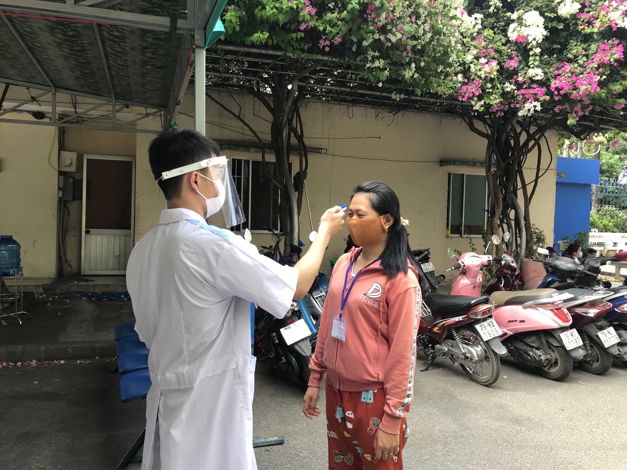 Thực hiện đo thân nhiệt tại Bệnh viện Đa khoa tỉnh Khánh Hoà