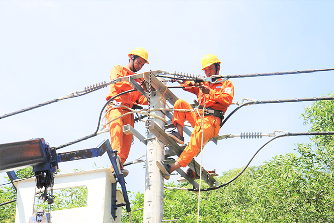 Nhân viên điện lực sửa chữa lưới điện.
