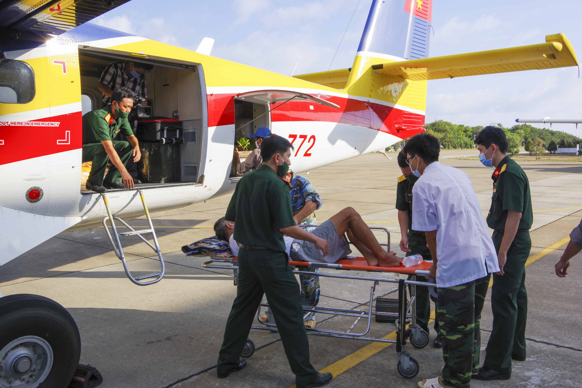 Bệnh nhân được vận chuyển lên máy bay về đất liền.