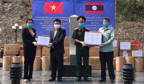 Khánh Hòa tặng vật tư y tế phòng chống dịch Covid-19 cho 2 tỉnh của Lào