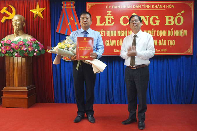 Ông Nguyễn Tấn Tuân trao quyết định và tặng hoa chúc mừng ông Võ Hoàn Hải.