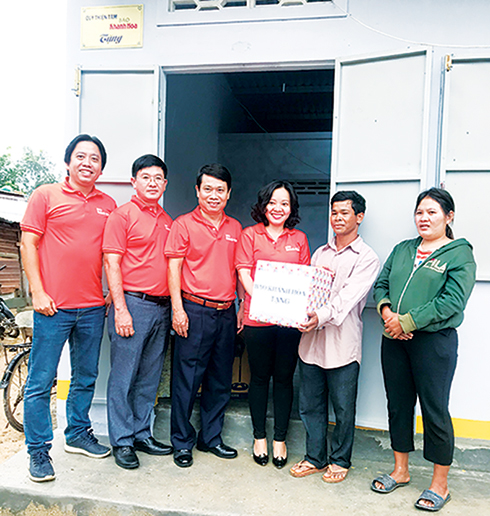 Lãnh đạo Báo Khánh Hòa trao nhà cho hộ nghèo xã Suối Cát, huyện Cam Lâm năm 2019.