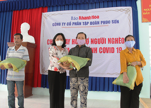Bà Thái Thị Lệ Hằng - Phó Tổng Biên tập Báo Khánh Hòa trao quà hỗ trợ người dân xã Vĩnh Trung