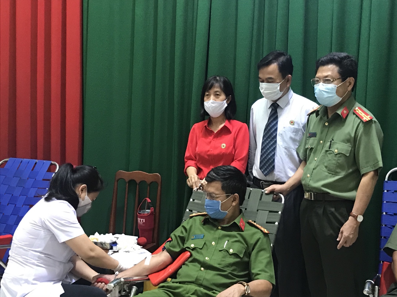 Ban lãnh đạo Công an tỉnh Khánh Hoà tham gia hiến máu tình nguyện