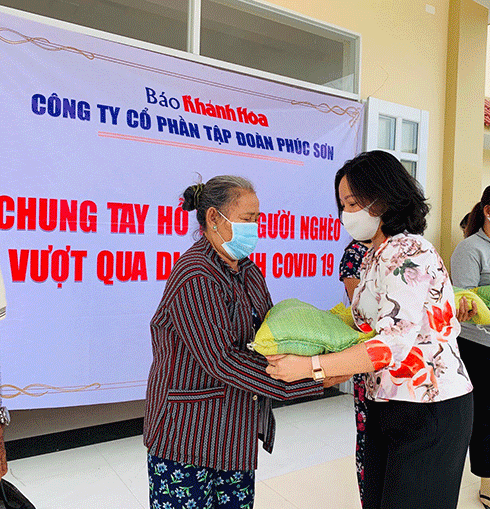 Bà Thái Thị Lệ Hằng - Phó Tổng Biên tập Báo Khánh Hòa trao quà cho người dân xã Suối Cát