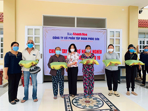 Lãnh đạo Báo Khánh Hòa và lãnh đọa UBND xã Suối Cát trao quà cho các gia đình khó khăn do ảnh hưởng của dịch Covid-19