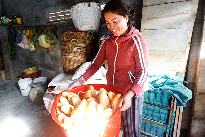 Bà Trần Thị Nguyệt Nhung muốn vay vốn để đầu tư lò bánh mì điện. 