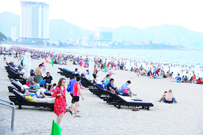 Bãi biển Nha Trang chật kín khách dịp lễ 30-4 năm 2019.