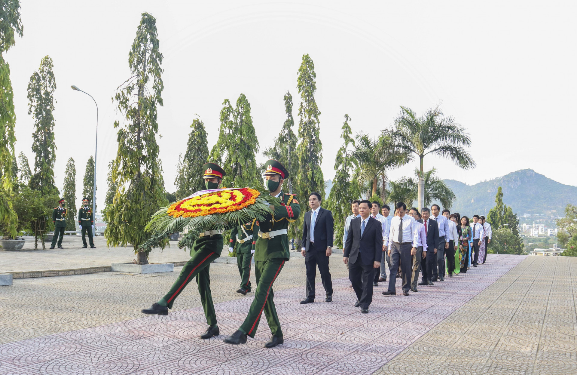 Đoàn đại biểu của Ban Chấp hành Đảng bộ tỉnh do ông Nguyễn Khắc Định - Ủy viên Trung ương Đảng,Bí thư Tỉnh ủy dẫn đầu vào viếng.