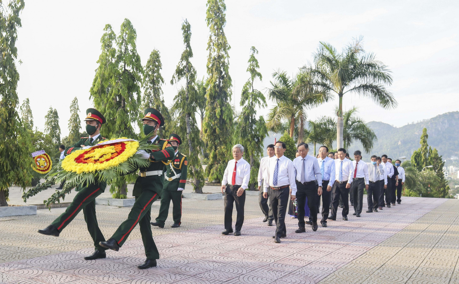Đoàn đại biểu HĐND, UBND tỉnh do ông Nguyễn Tấn Tuân - Chủ tịch UBND tỉnh dẫn đầu vào viếng.