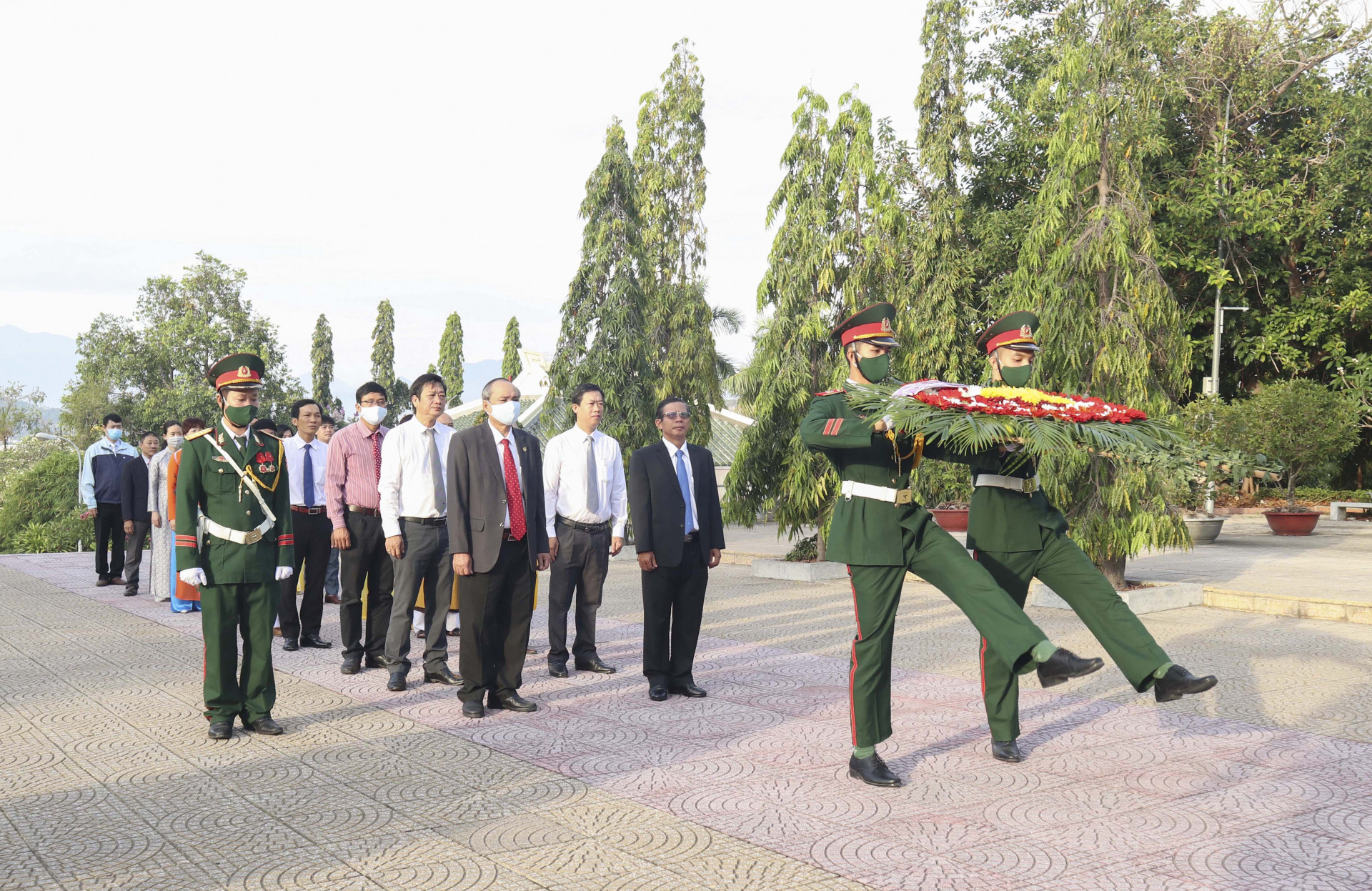 Đoàn đại biểu UB MTTQ Việt Nam tỉnh do ông Trần Ngọc Thanh - Chủ tịch UB MTTQ Việt Nam tỉnh dẫn đầu vào viếng.