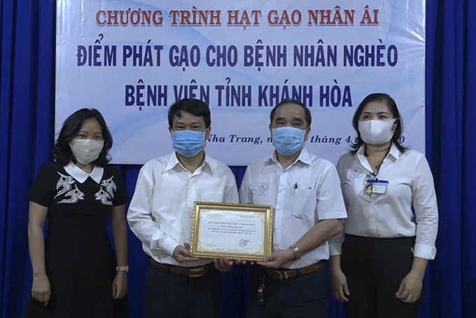 Lãnh đạo bệnh viện trân trọng tri ân Báo Khánh Hòa và đơn vị tài trợ.