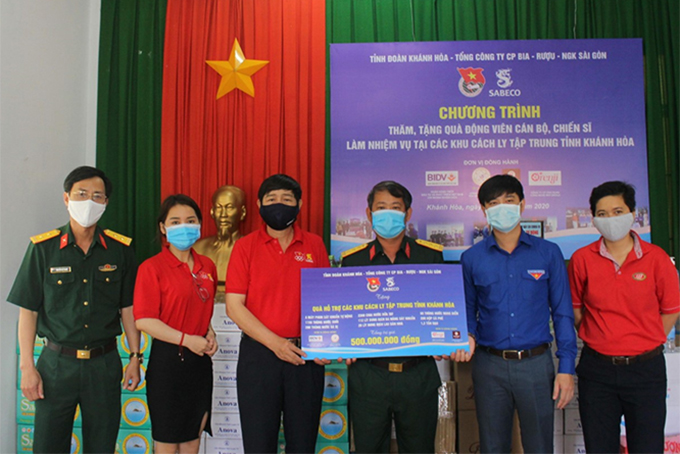 Đồng chí Bùi Hoài Nam và Đại diện CTCP Thương mại Bia Sài Gòn Nam Trung Bộ (công ty con của SABECO) trao bảng tượng trưng quà tặng cho Bộ Chỉ huy Quân sự tỉnh