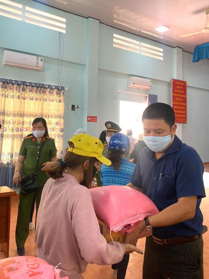 Ông Lê Anh Vũ - Giám đốc Đài PT-TH Khánh Hòa trao quà cho một hộ nghèo của xã Diên Tân