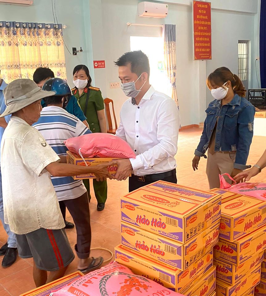Lãnh đạo Công ty TNHH Hunky Dory Việt Nam trao quà hỗ trợ một gia đình khó khăn