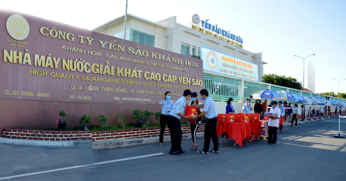 Công ty Sanest Khánh Hòa tặng quà cho các hộ gia đình khó khăn tại xã Cam Thịnh Đông, TP. Cam Ranh